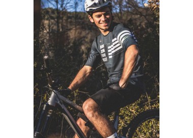 Camiseta GOBIK Hombre Manga Corta Volt - Charcoal Claim - Sportpasión  Cycling