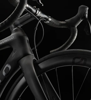 PINARELLO Paris Disk 2022 105 Di2 / Airbeat 400 preto