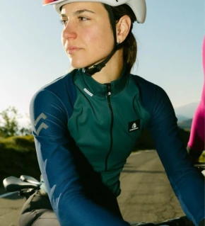 ETXEONDO Chaqueta Mujer Gor 76 Gore-Tex Windstopper verde oscuro / azul marino